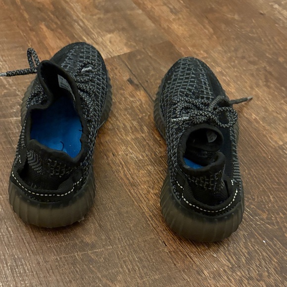 Kids yeeezy Black Mesh Sneakers - Picture 4 of 5